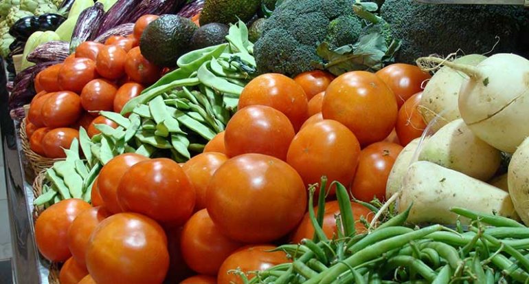 S Hortola frutas y verduras en mercado santa catalina